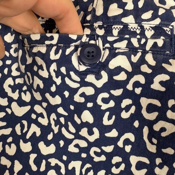 Vineyard Vines Blue/White Animal Print Shorts; Size 12 - Picture 11 of 13